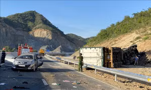 Tai nạn nghiêm trọng trên cao tốc Cam Lâm - Nha Trang, 4 người thương vong