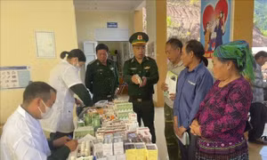 Khám bệnh, cấp thuốc miễn phí cho người dân vùng biên giới Nậm Nhừ