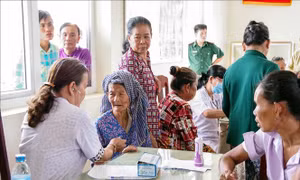 Khám bệnh, cấp thuốc miễn phí cho người nghèo ở Cù Lao Dung