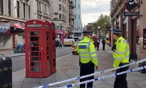 Hai cảnh sát bị tấn công bằng dao tại trung tâm London