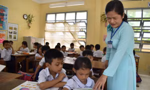 Cô giáo dạy nhạc truyền niềm hứng khởi học tập cho học sinh miền biển