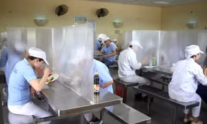 Hỗ trợ bữa ăn cho người lao động đang thực hiện '1 cung đường, 2 điểm đến'