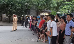 Đối tượng cố thủ trong nhà đã ném một quả lựu đạn ra ngoài