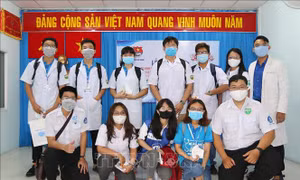 Sinh viên ngành y 'xung trận' chống dịch COVID-19