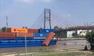 Xử lý phương tiện làm rơi container trên tuyến kênh Chợ Gạo