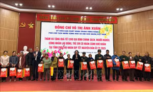 Phó Chủ tịch nước Võ Thị Ánh Xuân thăm, tặng quà và chúc nhiều đối tượng chính sách tại Phú Thọ