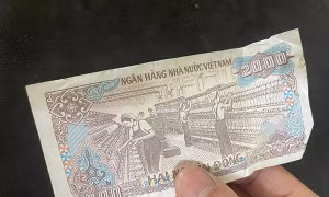 Người dân vượt nắng nóng đến ký nhận vài nghìn tiền hỗ trợ 