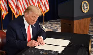 Tổng thống Mỹ D.Trump yêu cầu điều chỉnh gói cứu trợ COVID-19