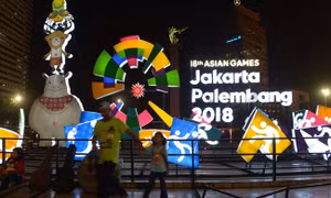 Người dân Indonesia đội nắng xếp hàng dài mua vé xem ASIAD