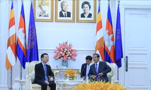 Thủ tướng Campuchia Hun Sen tiếp Bộ trưởng Thông tin và Truyền thông Nguyễn Mạnh Hùng
