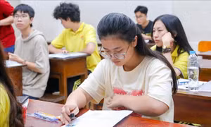 Phổ điểm thi tốt nghiệp THPT 2025: Dự đoán điểm chuẩn xét tuyển đại học giảm