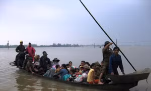 Nước tứ phía, người dân vùng lũ Hà Tĩnh gồng mình 'chạy lũ'