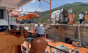 Cứu kịp thời hai người bị tai nạn lao động nguy kịch trên biển