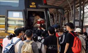 Lượng người đổ về các bến xe tại Hà Nội tăng cao trước ngày nghỉ lễ 30/4 và 1/5
