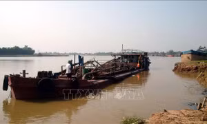 Tàu hút cát trái phép dùng vòi rồng công suất lớn phun nước và ném chai, lọ thủy tinh khi bị truy đuổi