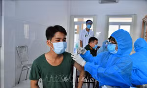 Không đo huyết áp tất cả người tiêm vaccine COVID-19