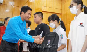 Nghệ An: Hỗ trợ, động viên học sinh mồ côi do dịch COVID-19