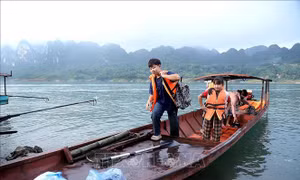 Học sinh vùng cao lòng hồ sông Đà 'ước một chiếc cầu qua sông' đến trường