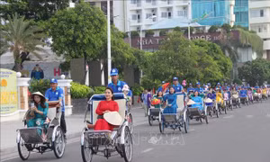 Khánh Hòa: Ấn tượng cuộc diễu hành áo dài trên phố biển Nha Trang
