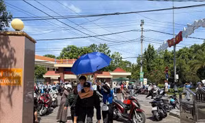 Tiếp sức mùa thi 2025: Kịp thời hỗ trợ thí sinh bị gãy chân