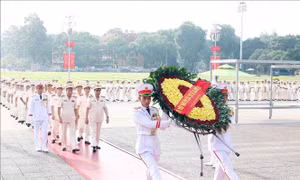 Đại biểu Đại hội thành lập Hội cựu Công an nhân dân vào Lăng viếng Bác 