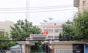  Ngáo đá, ôm bình gas lao vào Trung tâm Truyền hình Việt Nam tại Cần Thơ