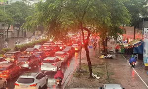 Hà Nội: Nhiều tuyến đường tắc nghẽn cục bộ trong cơn mưa sớm
