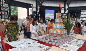 Trưng bày chuyên đề kỷ niệm 68 năm Ngày Giải phóng Thủ đô