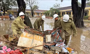 Quân đội tập trung hỗ trợ tái thiết các công trình, ổn định đời sống nhân dân sau mưa lũ 