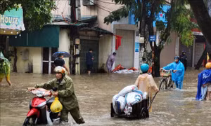 Hà Nội: Một số khu vực trên các tuyến phố, khu đô thị ngập sâu trong nước