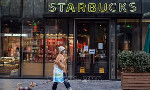 Áp lực cạnh tranh đẩy Starbucks lún sâu vào cuộc đua về giá
