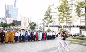 Tổng Bí thư, Chủ tịch nước Tô Lâm dâng hoa kỷ niệm 50 năm thành phố mang tên Bác