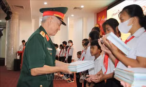 Trao học bổng cho học sinh nghèo tỉnh Hậu Giang