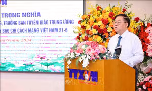 Trưởng Ban Tuyên giáo Trung ương Nguyễn Trọng Nghĩa, Tổng Giám đốc TTXVN Vũ Việt Trang cùng các lãnh đạo Ban Tuyên giáo TƯ và TTXVN thực hiện nghi thức ra mắt Chuyên trang thông tin của TTXVN về bảo vệ nền tảng tư tưởng của Đảng, đấu tranh phản 