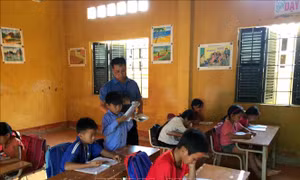 Mất hàng giờ 'trèo đèo, lội suối', không quản nắng mưa mang con chữ cho học sinh vùng cao