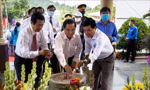 Dâng hương tưởng niệm 59 năm Ngày hy sinh của Anh hùng lực lượng vũ trang nhân dân Phan Thị Ràng