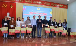 Trao quà Tết tặng người lao động khó khăn tại Thừa Thiên - Huế