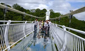 Cầu kính đầu tiên ở Tây Nguyên mở cửa đón khách