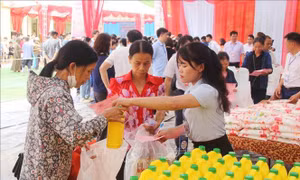 Lạng Sơn: Nhiều hoạt động hỗ trợ hộ nghèo tại chương trình Chợ Nhân đạo
