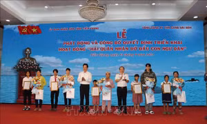 Quân chủng Hải quân nhận đỡ đầu con ngư dân mồ côi, khó khăn tỉnh Tiền Giang