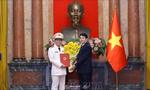 Chủ tịch nước trao quyết định thăng cấp bậc hàm Thượng tướng đối với đồng chí Lê Quốc Hùng
