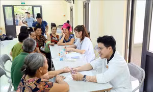 Khám, phát thuốc miễn phí cho nhân dân vùng bị ảnh hưởng mưa lũ ở Sơn La