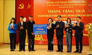 Bộ trưởng Bộ Nội vụ Phạm Thị Thanh Trà trao quà Tết cho hộ nghèo Yên Bái