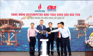 Đón dòng dầu đầu tiên từ giàn BK-18A và BK-19