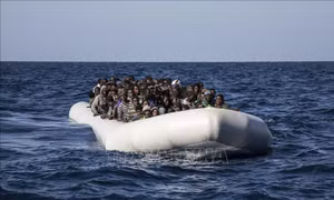 Senegal chặn tàu chở trên 200 người di cư vượt Đại Tây Dương