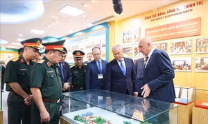 Chủ tịch Duma Quốc gia Quốc hội Nga thăm Trung tâm Nhiệt đới Việt - Nga và Bảo tàng Lịch sử quân sự Việt Nam