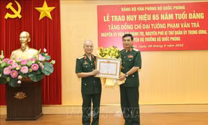 Đại tướng Phạm Văn Trà vinh dự được đón nhận Huy hiệu 65 năm tuổi Đảng