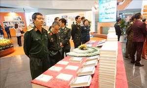 Triển lãm 'Hà Nội, niềm tin và khát vọng vươn cao'