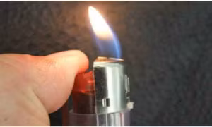 Lái xe vi phạm nồng độ cồn gây áp lực với Cảnh sát giao thông bằng xăng và bật lửa