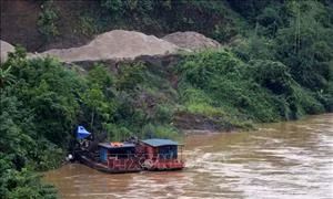 Khai thác cát làm sạt lở bờ sông Chảy, doanh nghiệp sẽ bị rút giấy phép hoạt động